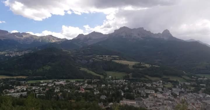 App Vue Montagne Barcelonnette Proche Piscine Rando Riviere Nature Bagian luar foto